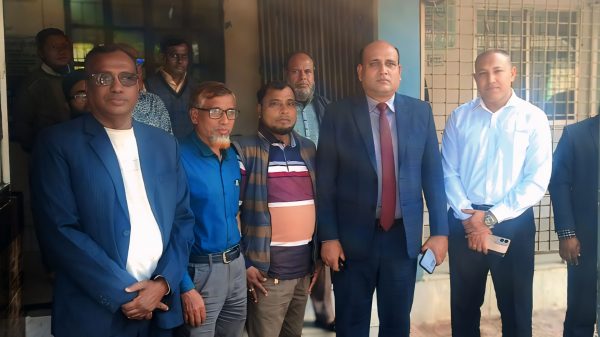 জনসেবা নিশ্চিত করতে মুকসুদপুরে প্রশাসনিক কার্যক্রম পরিদর্শন জেলা প্রশাসকের