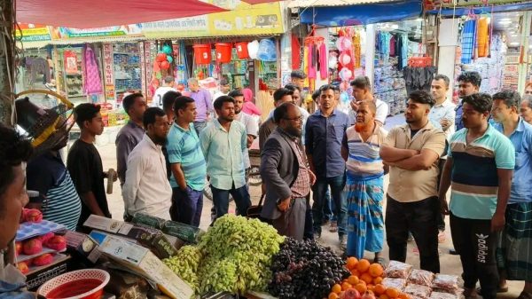 রমজানকে সামনে রেখে মুকসুদপুর বাজারে মূল্য নিয়ন্ত্রণ ও ফুটপাত দখলমুক্তে প্রশাসনের অভিযান