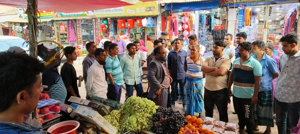 রমজানকে সামনে রেখে মুকসুদপুর বাজারে মূল্য নিয়ন্ত্রণ ও ফুটপাত দখলমুক্তে প্রশাসনের অভিযান