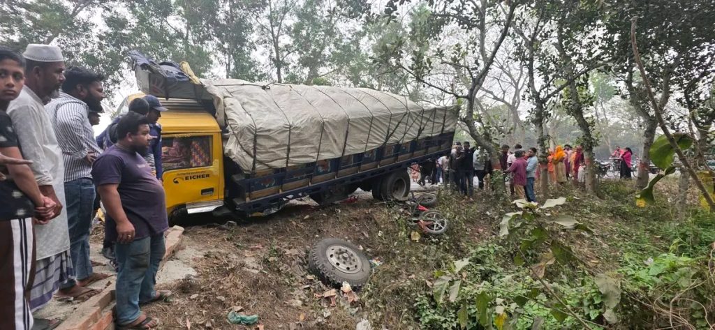 ঢাকা–খুলনা মহাসড়কে মুকসুদপুরে ত্রিমুখী সংঘর্ষে নিহত ১, আহত ১