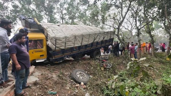 ঢাকা–খুলনা মহাসড়কে মুকসুদপুরে ত্রিমুখী সংঘর্ষে নিহত ১, আহত ১