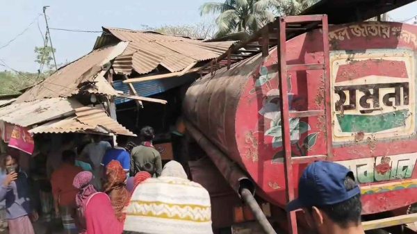 নোয়াখালীতে নিয়ন্ত্রণ হারিয়ে দোকানে ঢুকল তেলবাহী লরি: নিহত ২
