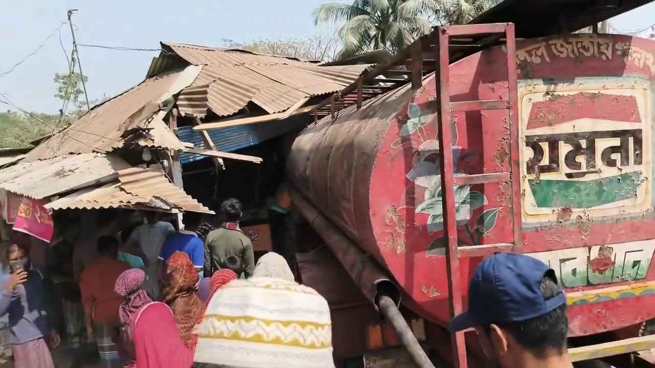 নোয়াখালীতে নিয়ন্ত্রণ হারিয়ে দোকানে ঢুকল তেলবাহী লরি: নিহত ২