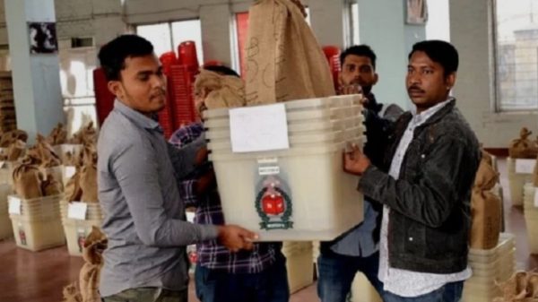 গোপালগঞ্জে নির্বাচনী প্রস্তুতি সম্পন্ন: যৌথবাহিনীর কঠোর নিরাপত্তায় সামগ্রী পৌঁছেছে কেন্দ্রে