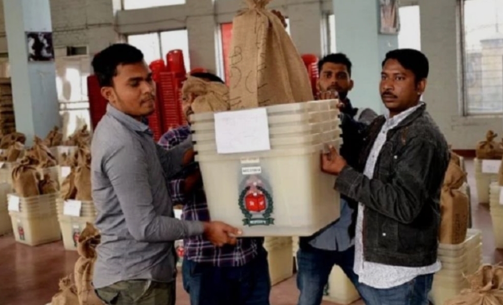 গোপালগঞ্জে নির্বাচনী প্রস্তুতি সম্পন্ন: যৌথবাহিনীর কঠোর নিরাপত্তায় সামগ্রী পৌঁছেছে কেন্দ্রে