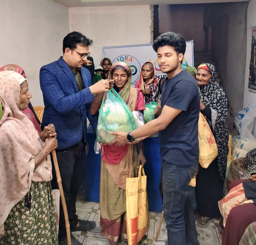 মুকসুদপুরে ইফতার সামগ্রী বিতরণ: ইকরা ফাউন্ডেশনের উদ্যোগে ৩০ অসহায় মানুষের মুখে হাসি