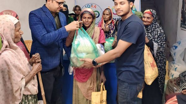 মুকসুদপুরে ইফতার সামগ্রী বিতরণ: ইকরা ফাউন্ডেশনের উদ্যোগে ৩০ অসহায় মানুষের মুখে হাসি