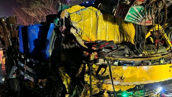 মুকসুদপুরে ঢাকা–খুলনা মহাসড়কে দুই ট্রাকের মুখোমুখি সংঘর্ষ, আহত কয়েকজন