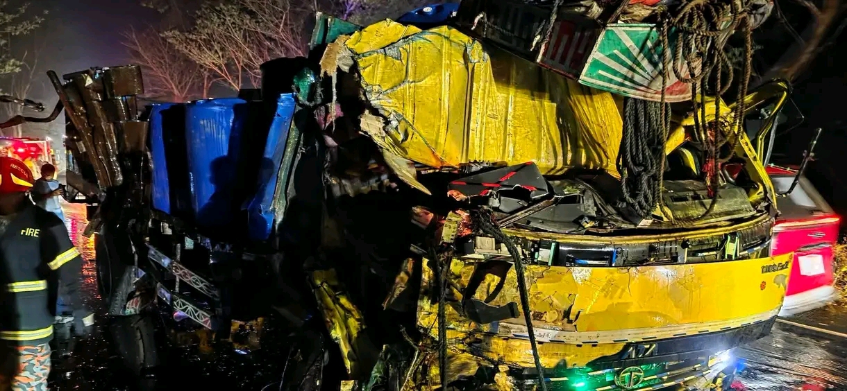 মুকসুদপুরে ঢাকা–খুলনা মহাসড়কে দুই ট্রাকের মুখোমুখি সংঘর্ষ, আহত কয়েকজন