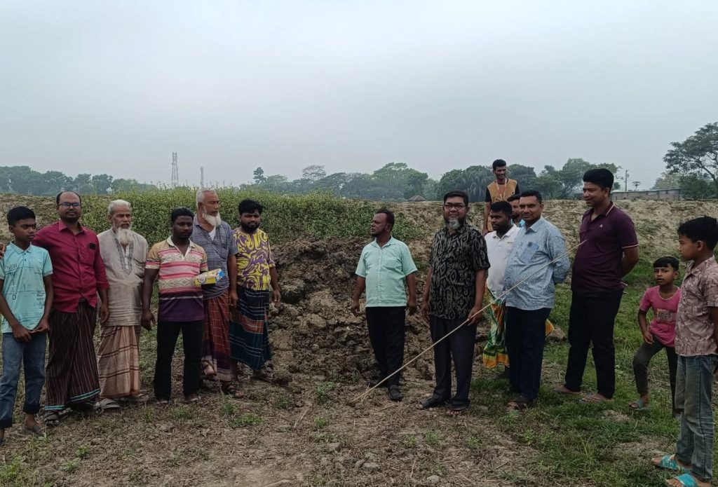খান্দারপাড়া পূর্বপাড়া (বাজার সংলগ্ন) কবরস্থানের মাটি ভরাট কাজের উদ্বোধন