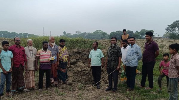 খান্দারপাড়া পূর্বপাড়া (বাজার সংলগ্ন) কবরস্থানের মাটি ভরাট কাজের উদ্বোধন