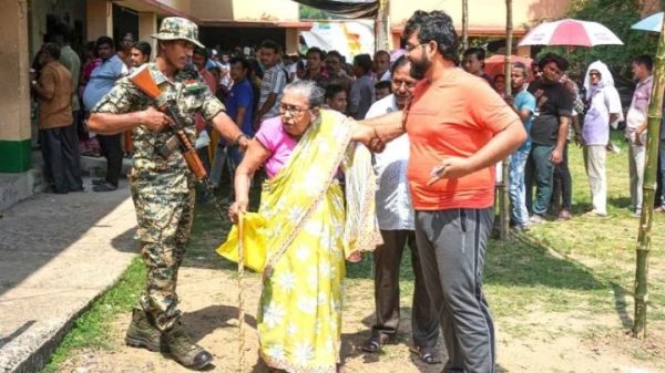প্রচণ্ড গরমে ভোটের লাইনে পশ্চিমবঙ্গে প্রথম দফায় ৪ জনের মৃত্যু