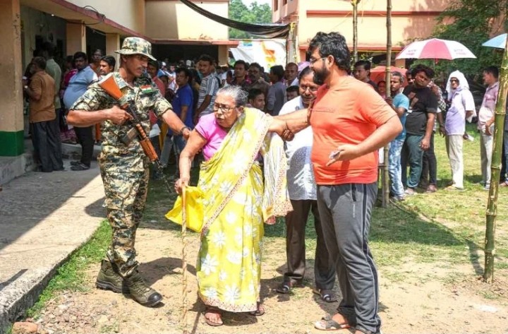 প্রচণ্ড গরমে ভোটের লাইনে পশ্চিমবঙ্গে প্রথম দফায় ৪ জনের মৃত্যু