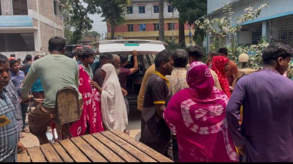 নীলফামারীতে ট্রাক্টরের ধাক্কায় প্রাণ গেল ভ্যানচালকের