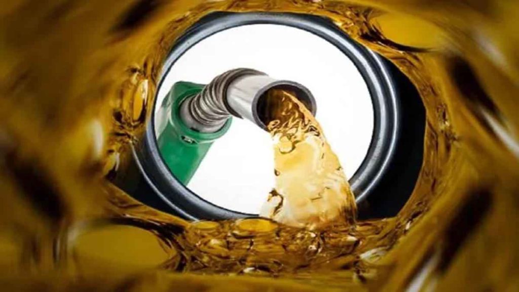 বিশ্ববাজারের ধাক্কায় দেশে বাড়ল জ্বালানি তেলের দাম