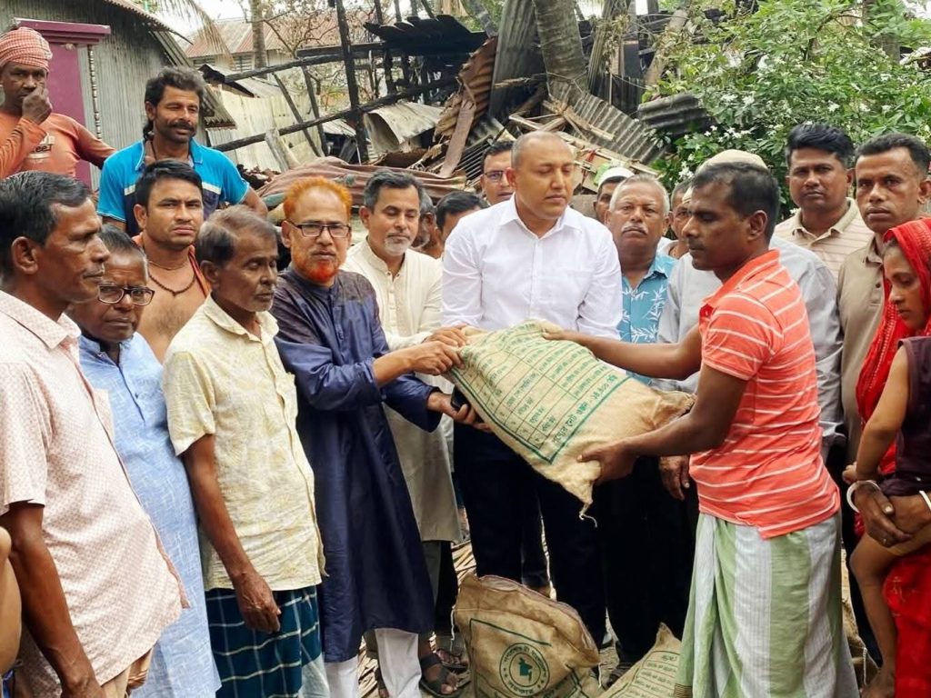 মুহূর্তেই ছাই ৭টি ঘর, মুকসুদপুর উপজেলার উজানিতে ক্ষতিগ্রস্তদের পাশে উপজেলা প্রশাসন ও বিএনপি