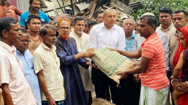 মুহূর্তেই ছাই ৭টি ঘর, মুকসুদপুর উপজেলার উজানিতে ক্ষতিগ্রস্তদের পাশে উপজেলা প্রশাসন ও বিএনপি