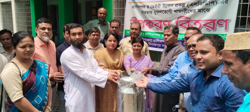 দিনাজপুরে এলডিডিপি’র আওতায় খামারিদের মাঝে উপকরণ বিতরণ
