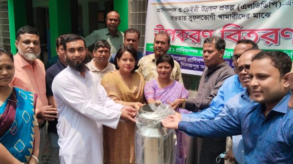 দিনাজপুরে এলডিডিপি’র আওতায় খামারিদের মাঝে উপকরণ বিতরণ