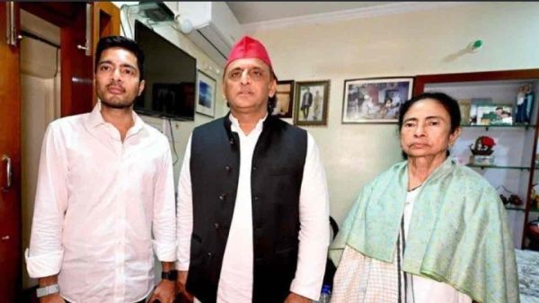 ইস্তফায় নারাজ মমতাকে কালীঘাটে গিয়ে পাশে থাকার বার্তা সমাজবাদী পার্টির সুপ্রিমো