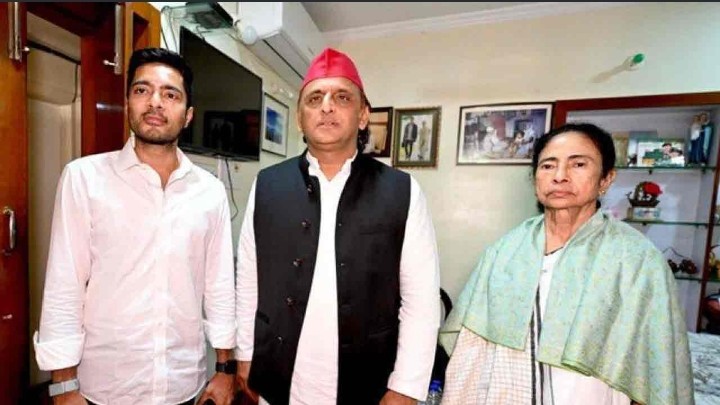 ইস্তফায় নারাজ মমতাকে কালীঘাটে গিয়ে পাশে থাকার বার্তা সমাজবাদী পার্টির সুপ্রিমো