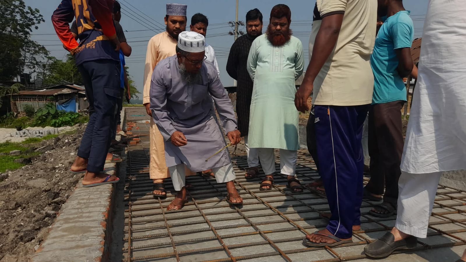 নীলফামারী বাইপাস মোড়ের রাস্তা সংস্কার কাজ পরিদর্শনে এমপির প্রতিনিধি দল