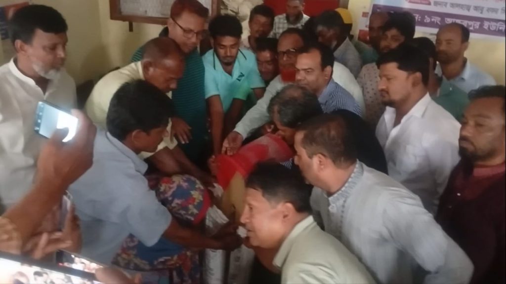 মানবিক সহায়তার আওতায় ক্ষতিগ্রস্ত পরিবারের মাঝে জি.আর চাল বিতরণ