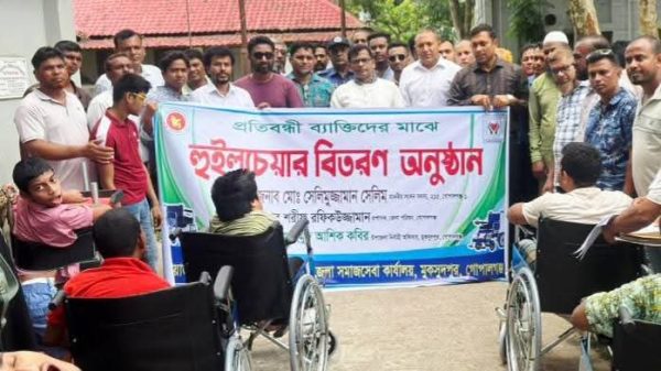 মুকসুদপুরে সমাজসেবা অফিসের উদ্যোগে ৩০ জনের মাঝে হুইল চেয়ার বিতরণ