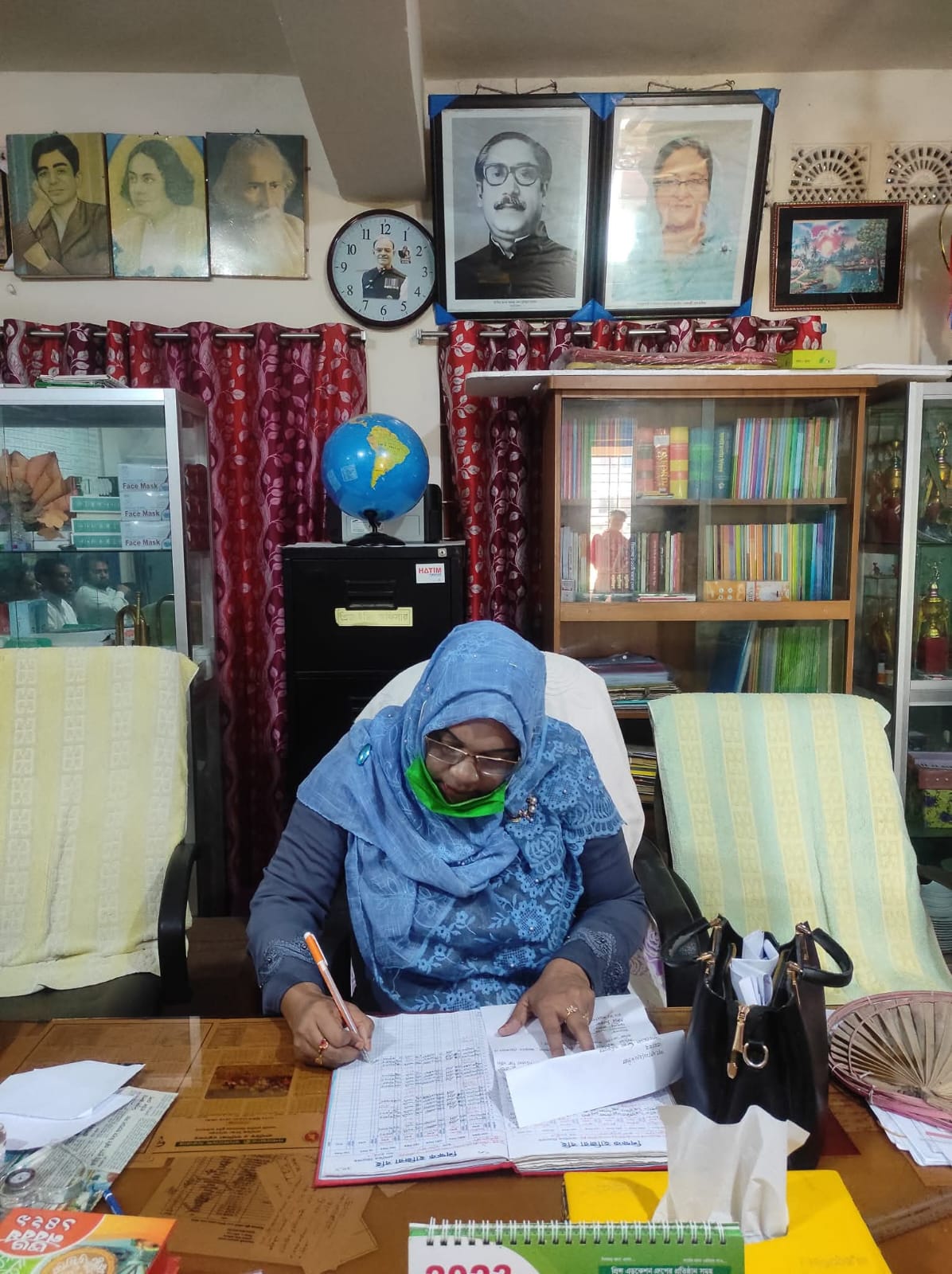 মুকসুদপুরে সরকারি প্রাথমিক বিদ্যালয়ে নানা অনিয়মের অভিযোগ, শিক্ষার্থীদের কাছ থেকে অতিরিক্ত টাকা আদায়ের দাবি