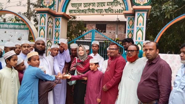 প্রথম বেতনের টাকা মাদ্রাসা ও এতিমখানায় বিতরণ করলেন এমপি সৈয়দ জাহাঙ্গীর আলম