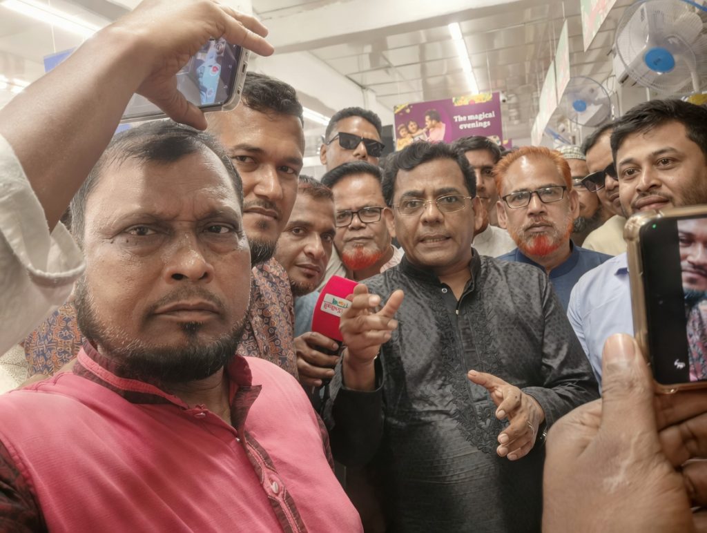 মুকসুদপুরে স্বপ্ন সুপার শপের ৯৩৮তম শো-রুম উদ্বোধন করলেন সেলিমুজ্জামান এম পি