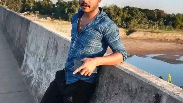 কুলাউড়ার চাতলাপুর চেকপোস্টে বিএসএফের গুলিতে নিহত মুজিব আলীর মরদেহ বাংলাদেশ পুলিশের কাছে হস্তান্তরের দৃশ্য।