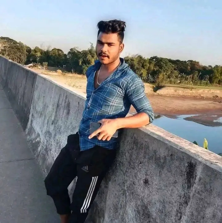 কুলাউড়ার চাতলাপুর চেকপোস্টে বিএসএফের গুলিতে নিহত মুজিব আলীর মরদেহ বাংলাদেশ পুলিশের কাছে হস্তান্তরের দৃশ্য।