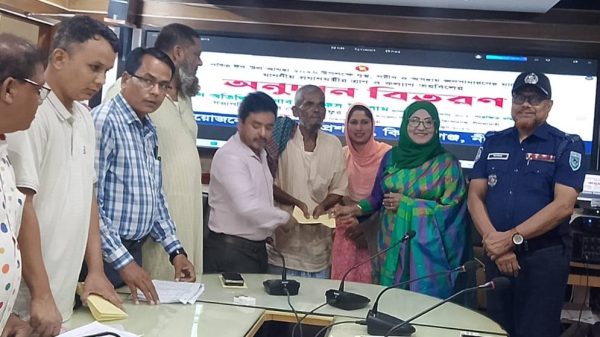 নীলফামারীর কিশোরগঞ্জে ৫০০ অসহায় ও দুস্থ মানুষের মাঝে প্রধানমন্ত্রীর ত্রাণ ও মানবিক সহায়তার অর্থ বিতরণ করেন সংরক্ষিত মহিলা সংসদ সদস্য বিলকিস ইসলাম