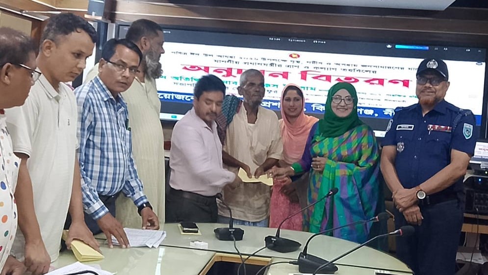 নীলফামারীর কিশোরগঞ্জে ৫০০ অসহায় ও দুস্থ মানুষের মাঝে প্রধানমন্ত্রীর ত্রাণ ও মানবিক সহায়তার অর্থ বিতরণ করেন সংরক্ষিত মহিলা সংসদ সদস্য বিলকিস ইসলাম