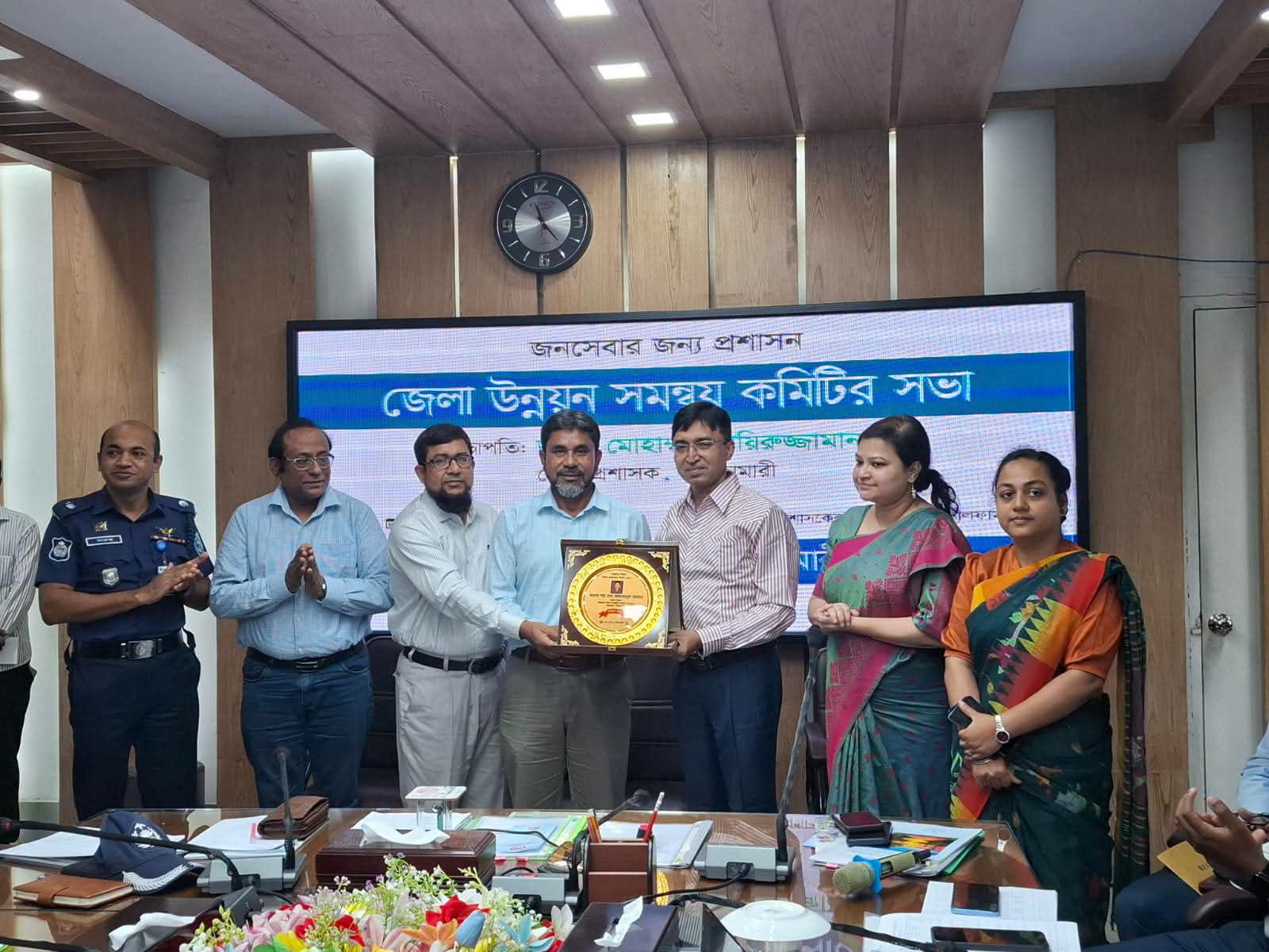 নীলফামারীতে ভালো কাজের স্বীকৃতি পেলেন যাঁরা