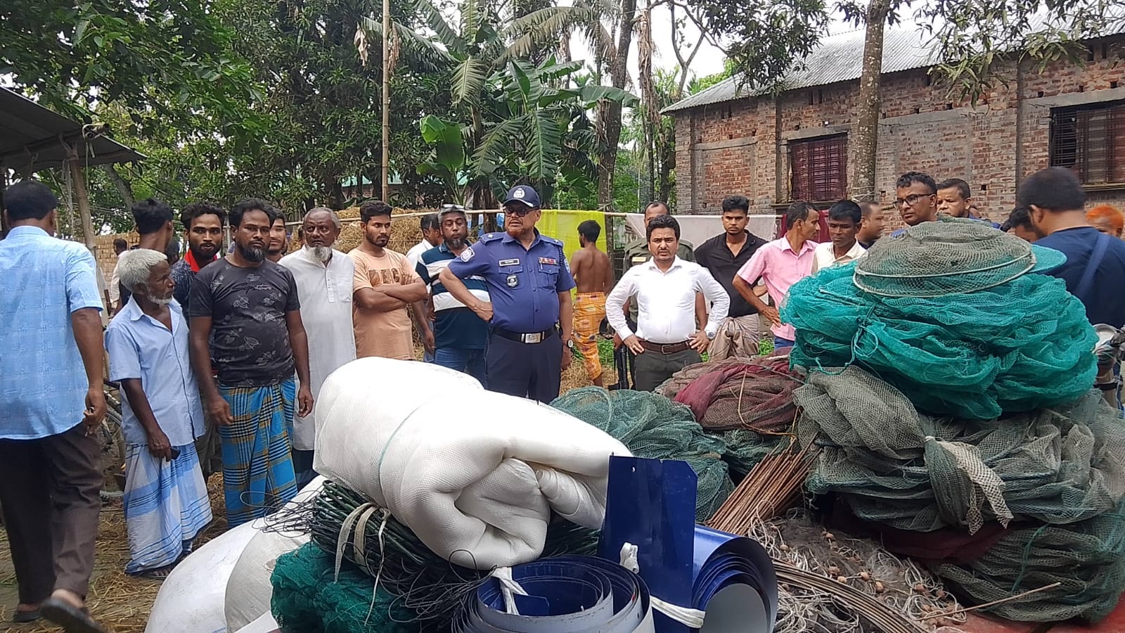 কিশোরগঞ্জে ৪৪ লাখ টাকার ৬৮০টি অবৈধ চায়না দুয়ারী জাল উদ্ধার