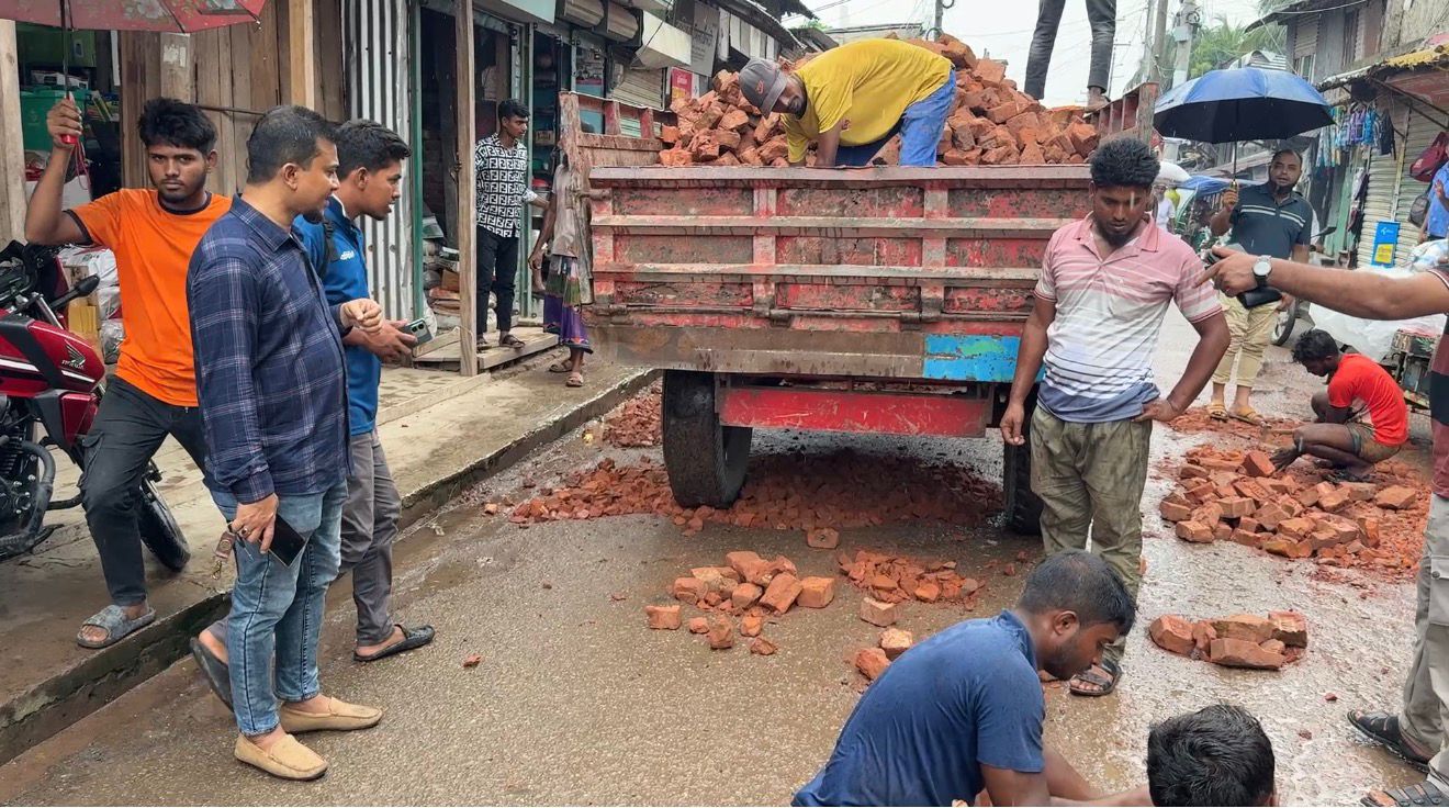 কলাপাড়ায় ব্যক্তিগত উদ্যোগে সড়কের খানাখঁন্দক সংস্কার করে প্রশংসায় ভাসছেন রিমন সিকদার