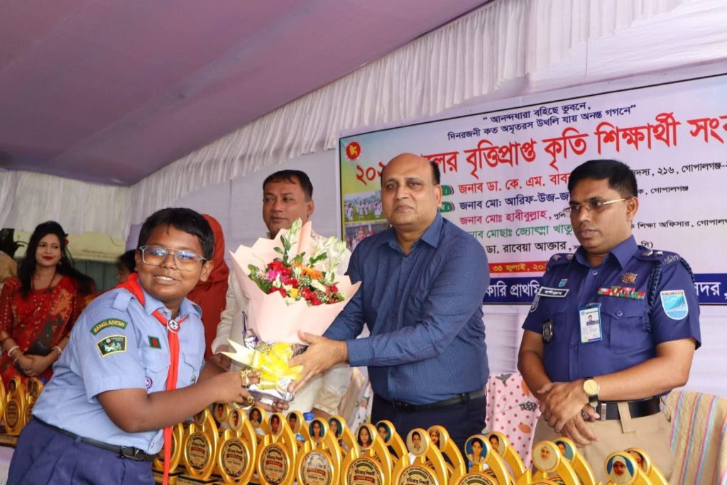 এস.এম. মডেল সরকারি প্রাথমিক বিদ্যালয়ে বৃত্তিপ্রাপ্ত কৃতি শিক্ষার্থীদের সংবর্ধনা