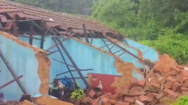 কর্ণাটকে ভূমিধসে পাঁচিল চাপা পড়ে নিহত ৩, জীবিত উদ্ধার ৩