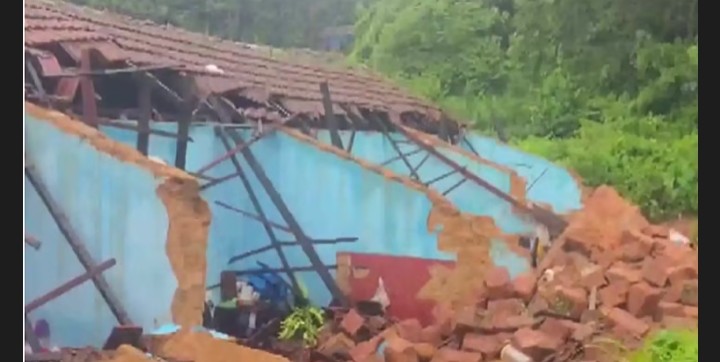 কর্ণাটকে ভূমিধসে পাঁচিল চাপা পড়ে নিহত ৩, জীবিত উদ্ধার ৩