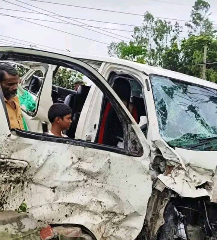 নীলফামারীতে নববধূ নিয়ে ফেরার পথে মাইক্রোবাস খাদে, নিহত ২, আহত ১২