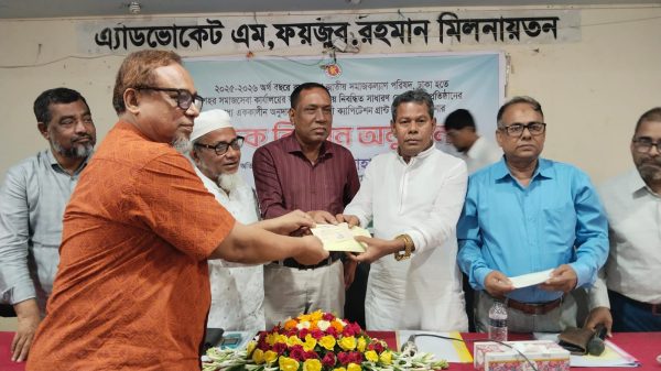 দিনাজপুরে স্বেচ্ছাসেবী প্রতিষ্ঠান ও এতিমখানার মাঝে অনুদানের চেক বিতরণ