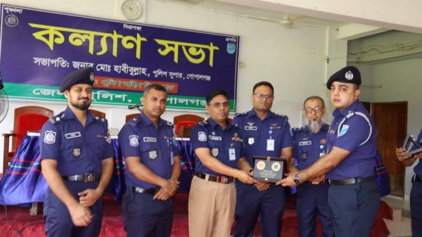 গোপালগঞ্জ জেলা পুলিশের মাস্টার প্যারেড অনুষ্ঠিত, কৃতিত্বের জন্য পেলেন সম্মাননা
