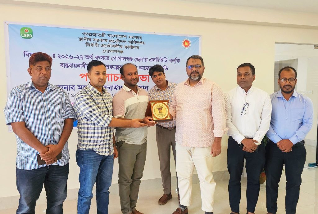 নিজের অর্থ-শ্রমে মানুষের পাশে, গোপালগঞ্জের ‘মানবিক তপন ঘোষ’