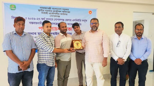 নিজের অর্থ-শ্রমে মানুষের পাশে, গোপালগঞ্জের ‘মানবিক তপন ঘোষ’