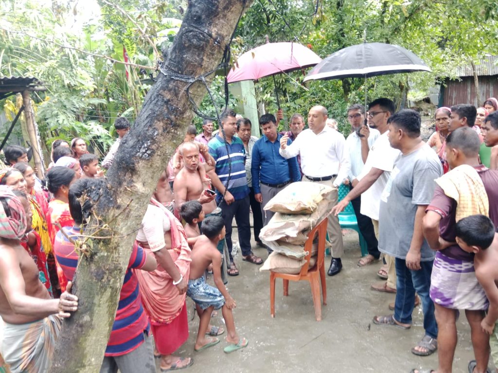 ক্ষতিগ্রস্ত পরিবারের পাশে উপজেলা প্রশাসন, ইউএনও মাহমুদ আশিক কবিরের খাদ্য সহায়তা প্রদান