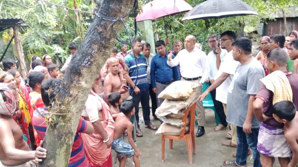 ক্ষতিগ্রস্ত পরিবারের পাশে উপজেলা প্রশাসন, ইউএনও মাহমুদ আশিক কবিরের খাদ্য সহায়তা প্রদান