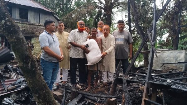 মুকসুদপুরে অগ্নিকাণ্ড: ক্ষতিগ্রস্ত পরিবারের পাশে এমপি সেলিমুজ্জামান