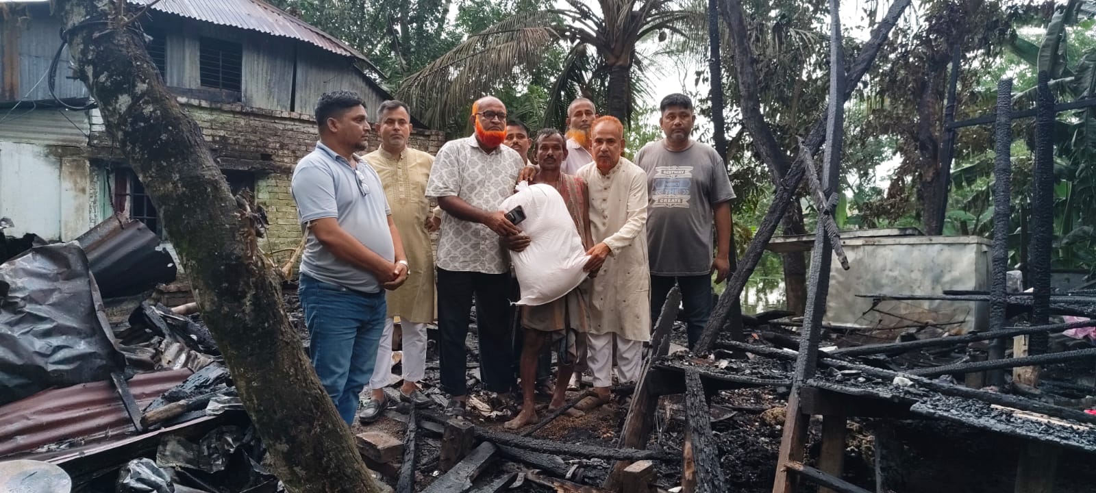 মুকসুদপুরে অগ্নিকাণ্ড: ক্ষতিগ্রস্ত পরিবারের পাশে এমপি সেলিমুজ্জামান